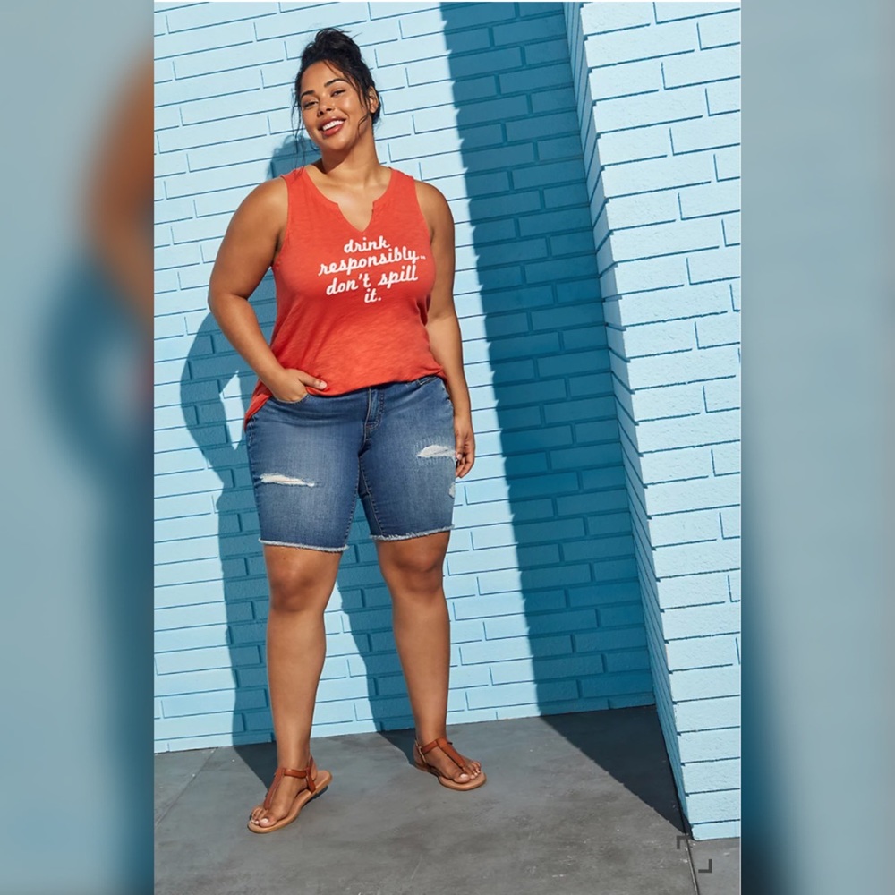 TORRID MID RISE BERMUDA SHORT - VINTAGE STRETCH MEDIUM WASH SIZE 22